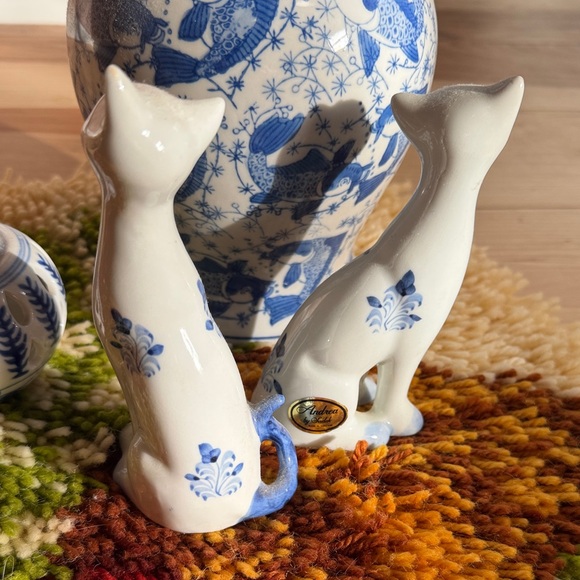 Blue and White Porcelain Ginger Jar Set with Cat Figurines - Picture 5 of 5